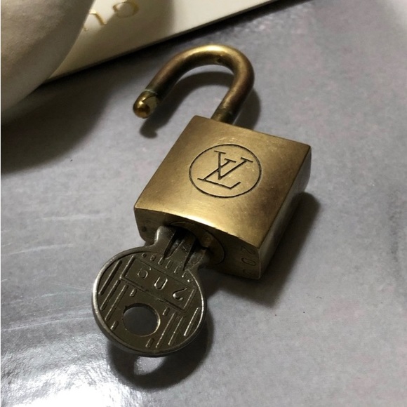 Louis Vuitton 200 series Lock & Key - Picture 2 of 6